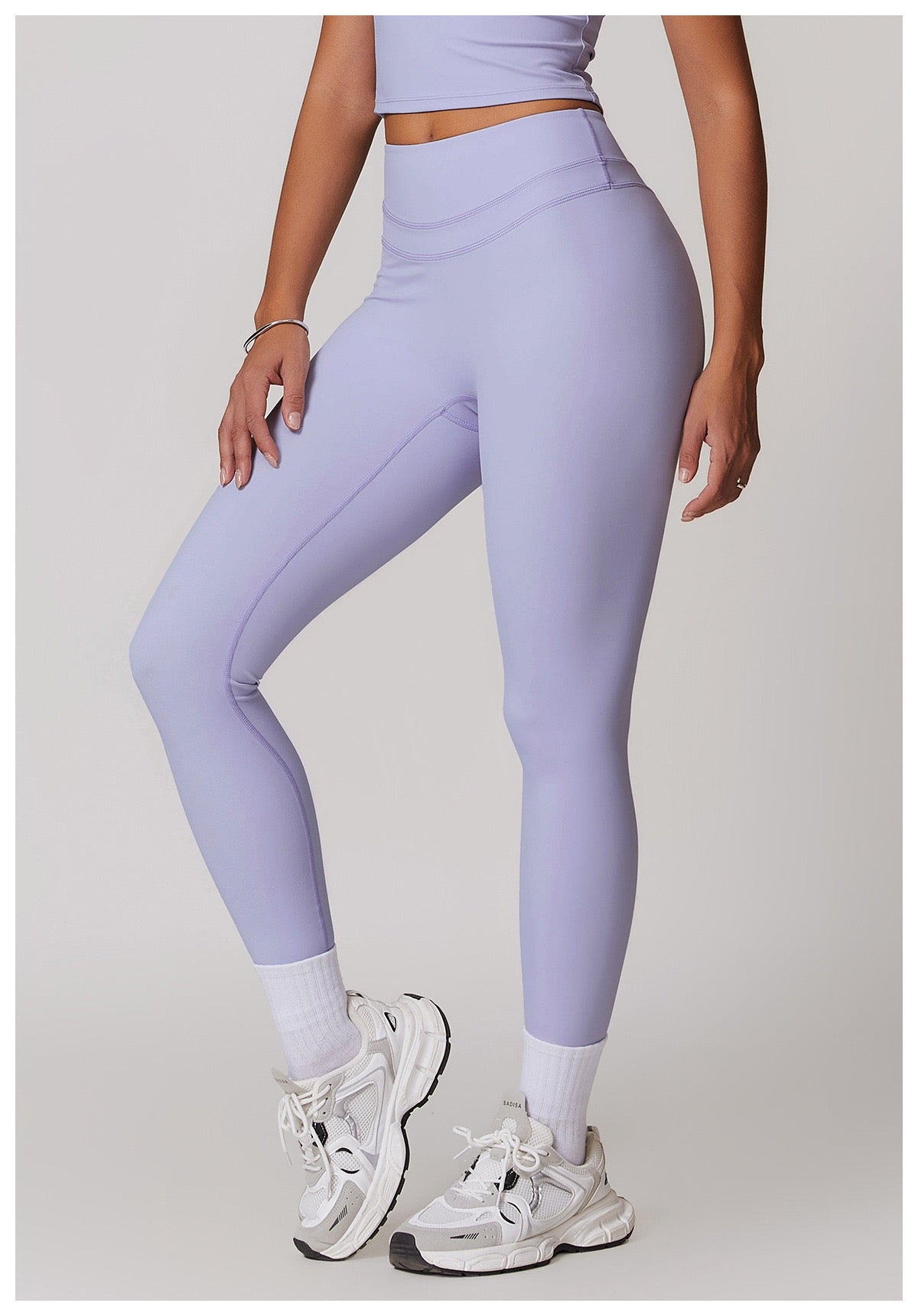 Breathable-and-moisture-wicking-fitness-leggings
