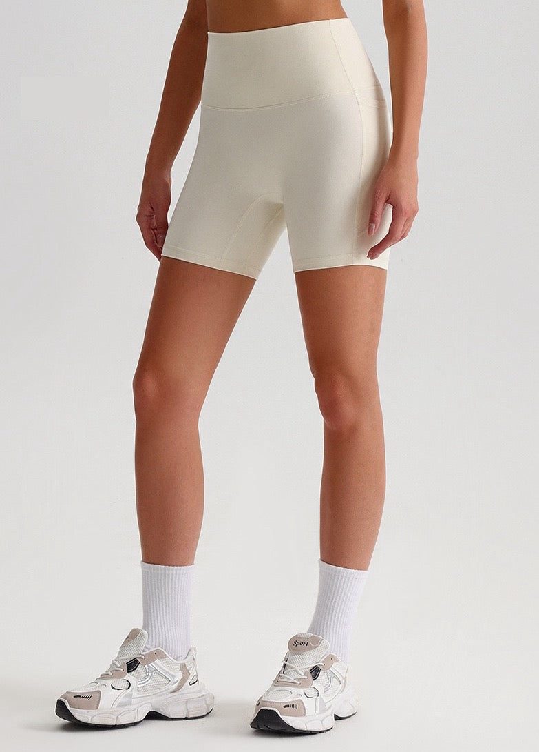 Breathable fitness shorts in white