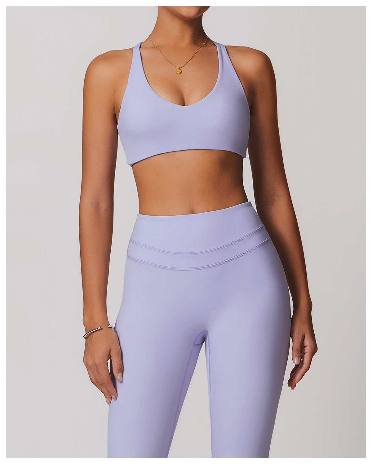 Seamless sports bra with removable pads