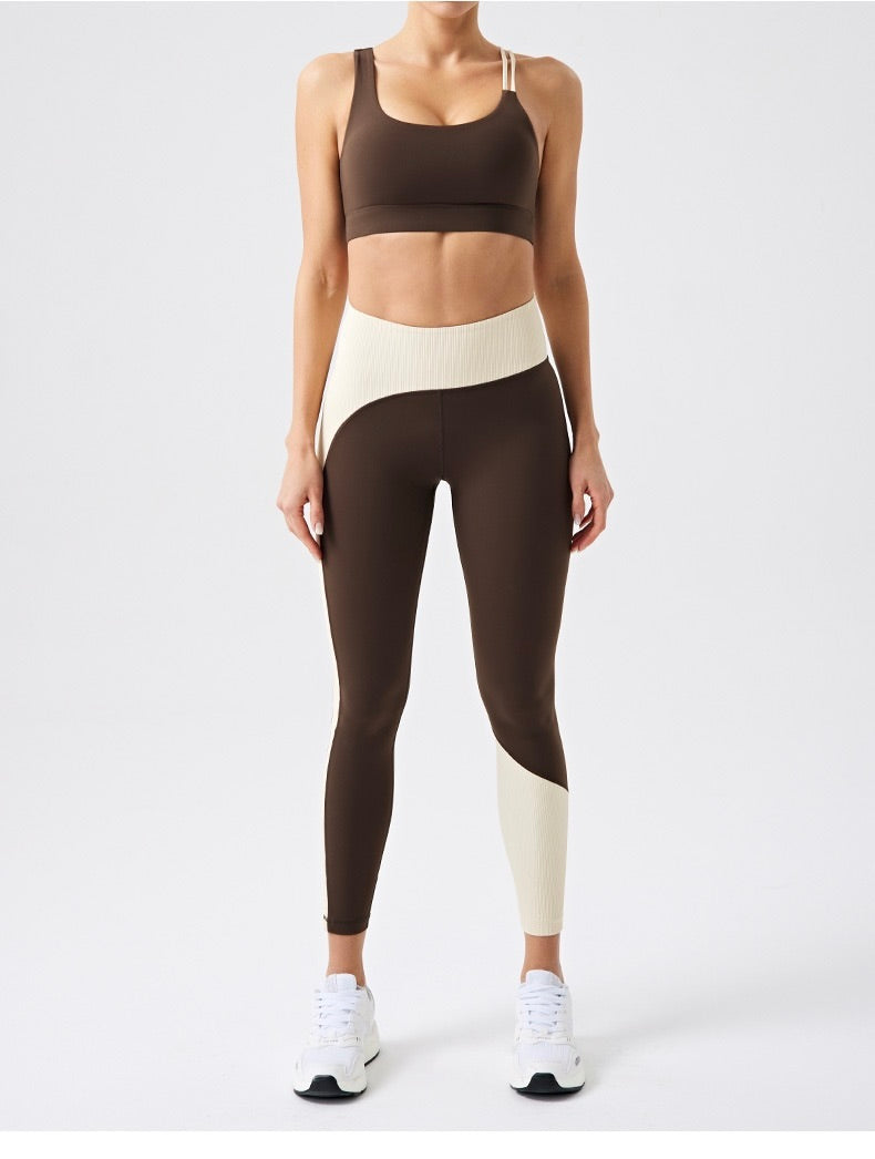 U-neck sports bra with color block design