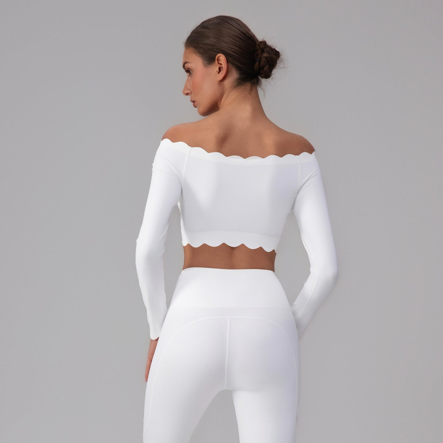 chic long sleeve crop top in white