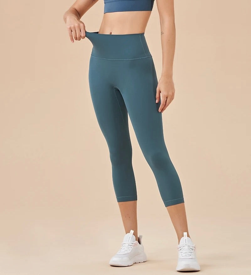 High Waist Capri Leggings with Hidden Pocket - Emerald