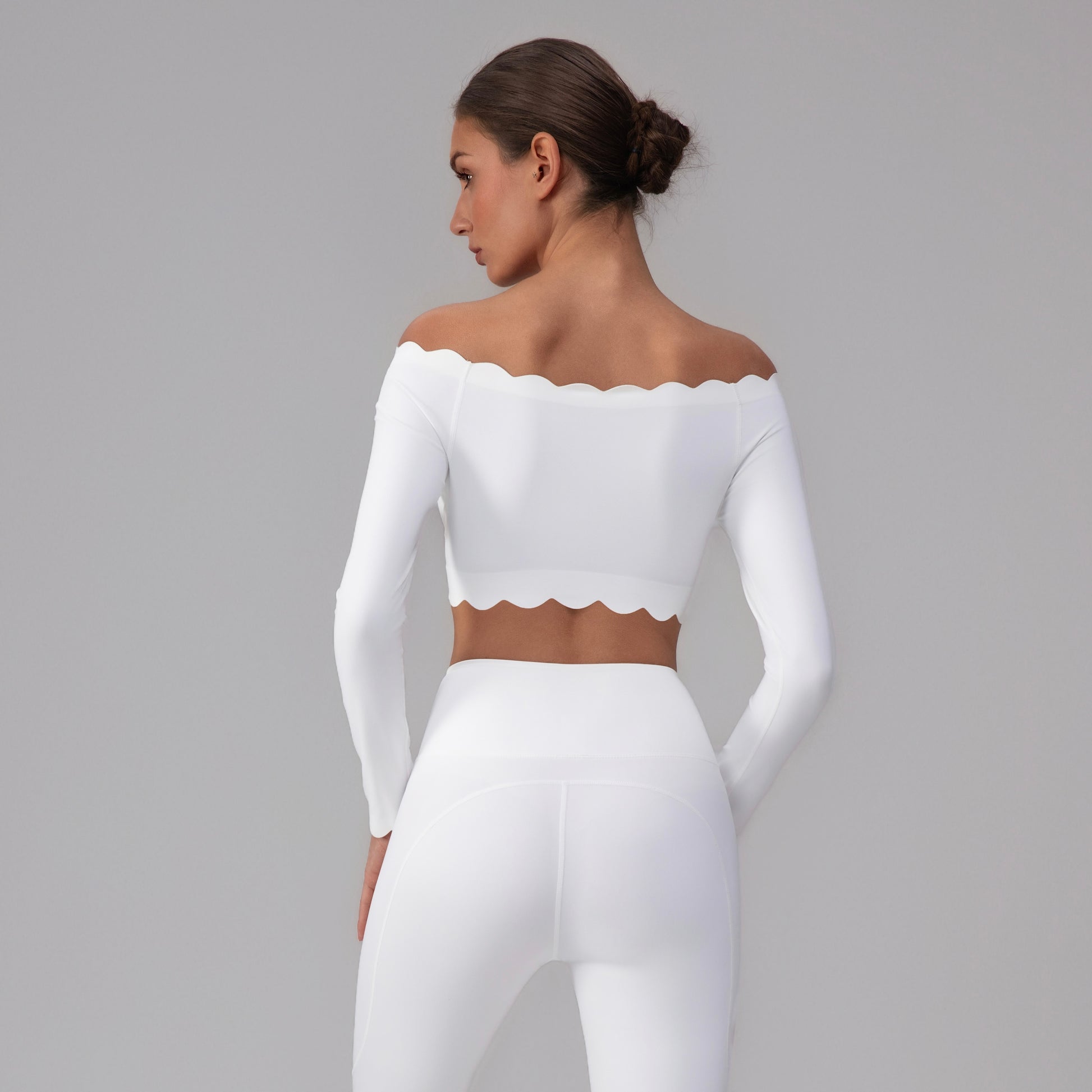 chic long sleeve crop top in white
