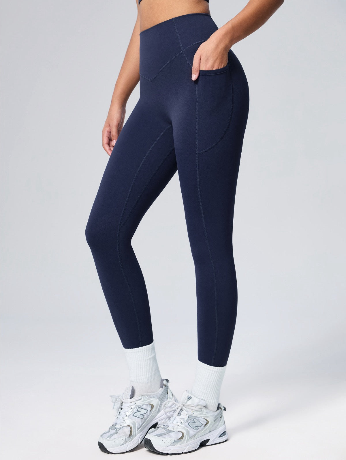 women's activewear leggings with phone pocket